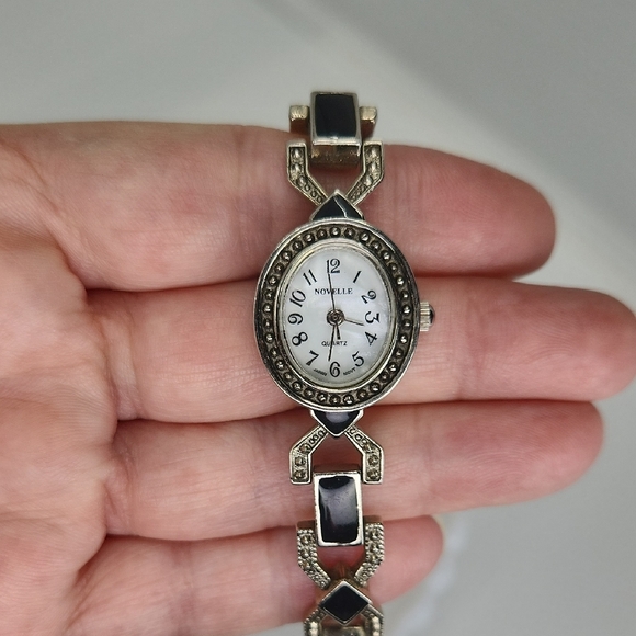 Elegant Black and Silver Tone Watch - Picture 3 of 10